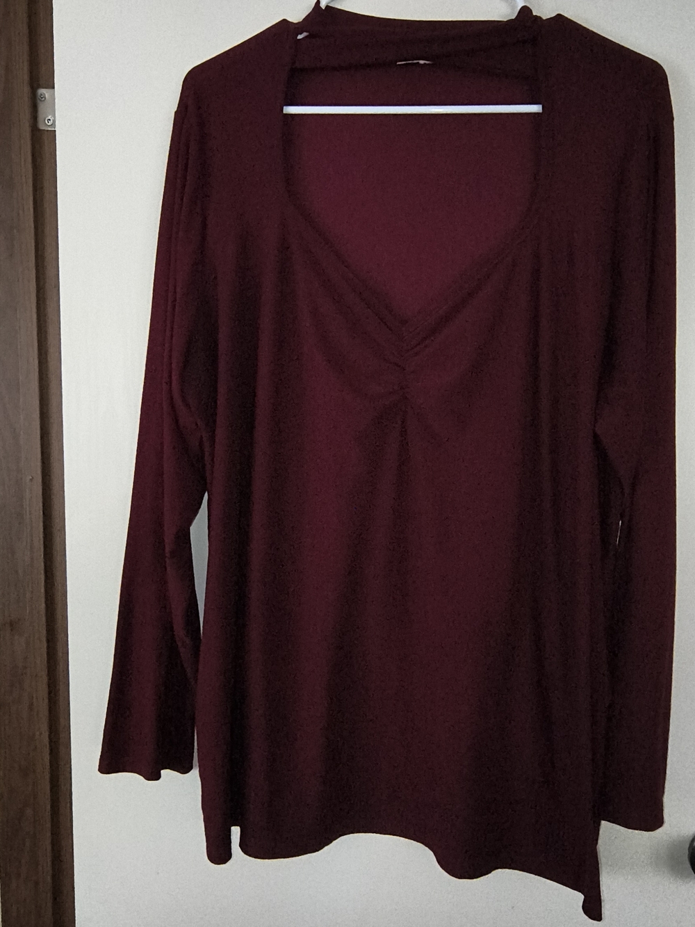 eye candy Women's Long Sleeve V-Neck Top - Burgundy